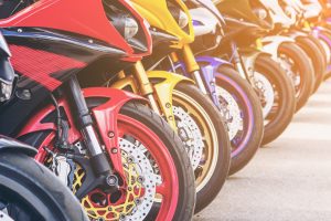 サスペンションを縮めて旋回力を生むフロントブレーキテクニック