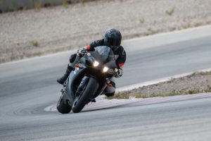 コーナーを曲がる黒いバイク