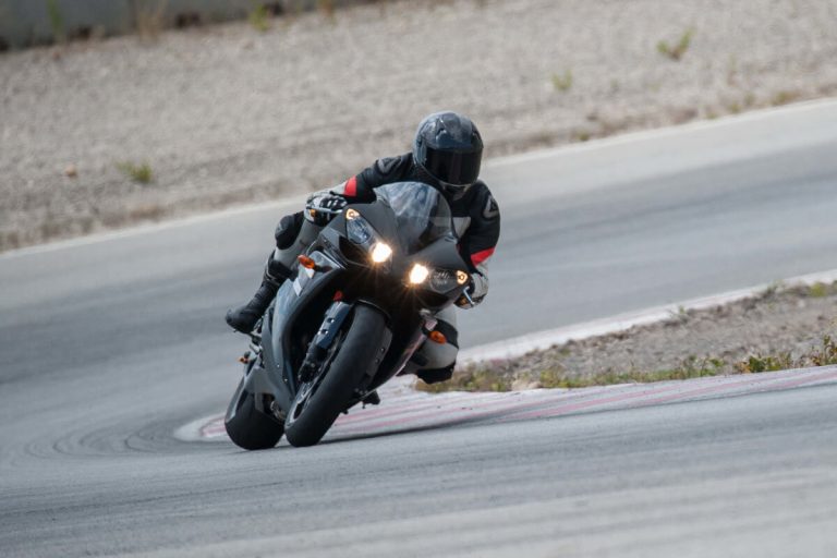 コーナーを曲がる黒いバイク