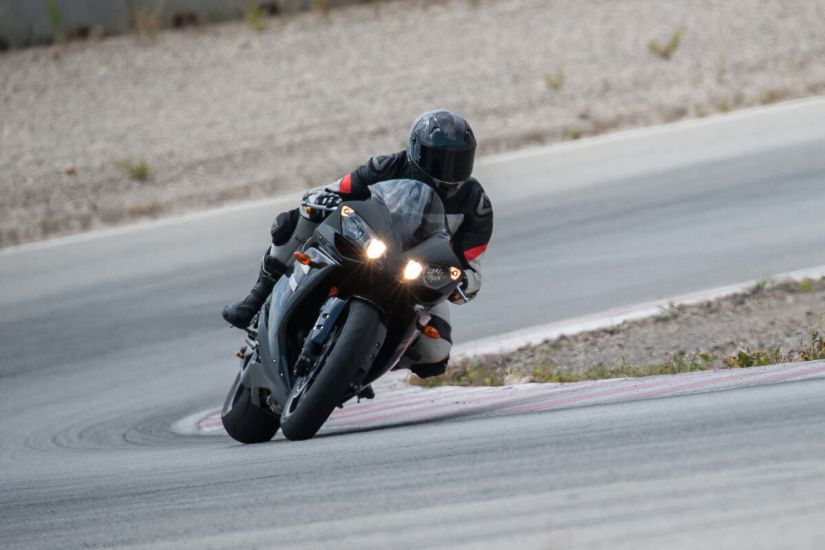 コーナーを曲がる黒いバイク