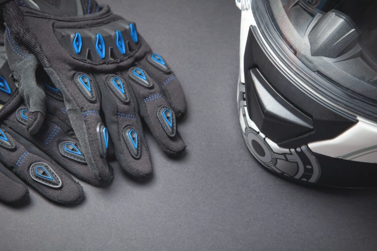 グローブとヘルメット