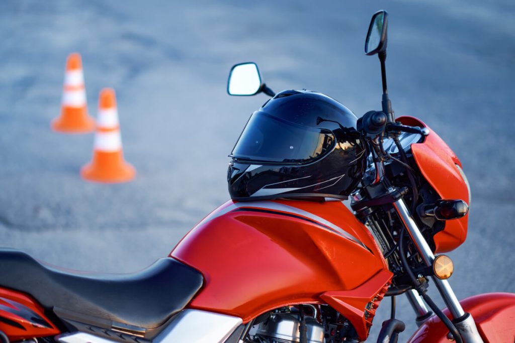 赤いバイクとパイロン