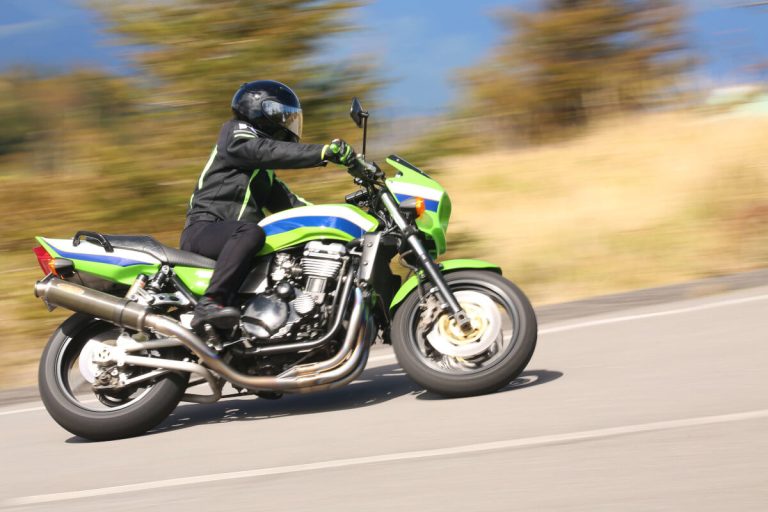 速いスピードで走るライダー